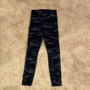 Athleta Ultimate Stash pocket camo 7/8 tight